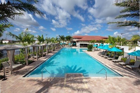 Touwnhouse à vendre à Hialeah Gardens, Floride: 3 chambres, 123.75 m2 № 1994271 - photo 1