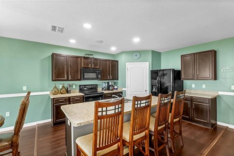 House in Davenport, Florida 5 bedrooms, 250.46 sq.m. № 1349885 - photo 10