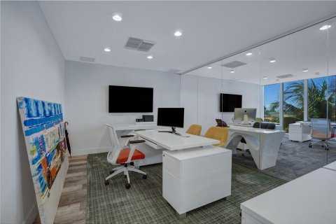 Commercial property in Miami Beach, Florida № 2420704 - photo 13
