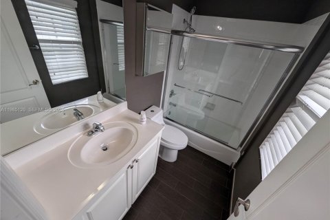 Townhouse in Wilton Manors, Florida 3 bedrooms, 156.63 sq.m. № 2047990 - photo 11