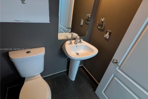 Townhouse in Wilton Manors, Florida 3 bedrooms, 156.63 sq.m. № 2047990 - photo 13