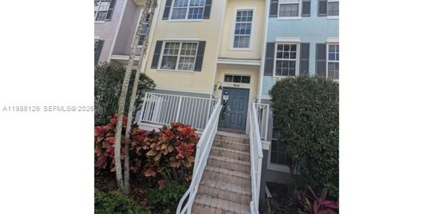 Townhouse in Wilton Manors, Florida 3 bedrooms, 156.63 sq.m. № 2047990