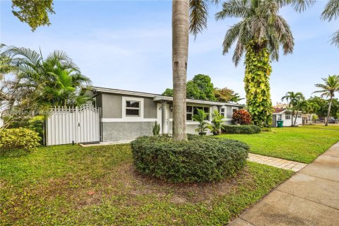 Купить виллу или дом в Майами-Гарденс, Флорида 4 спальни, 163.6м2, № 1985842 - фото 2