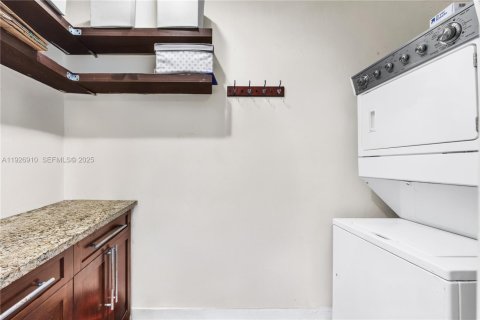 Купить виллу или дом в Майами-Гарденс, Флорида 4 спальни, 163.6м2, № 1985842 - фото 18