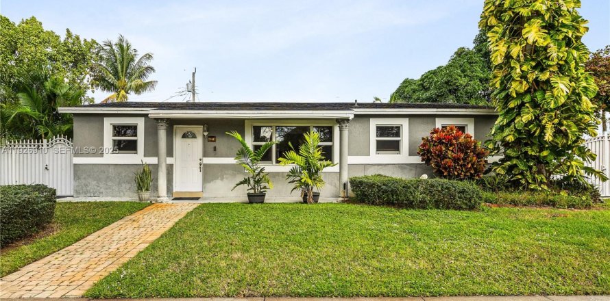 Дом в Майами-Гарденс, Флорида 4 спальни, 163.6м2 № 1985842