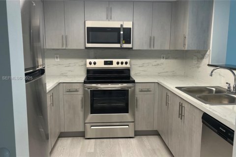 Снять в аренду кондоминиум в Майами, Флорида 1 спальня, 75.81м2, № 1992569 - фото 2