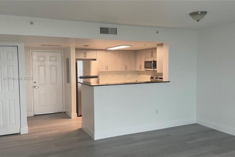 Снять в аренду кондоминиум в Майами, Флорида 1 спальня, 75.81м2, № 1992569 - фото 1