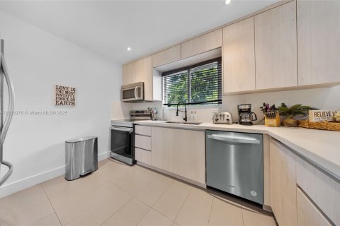 Villa ou maison à vendre à Miami, Floride: 4 chambres, 157.93 m2 № 1889041 - photo 6