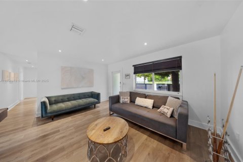 Villa ou maison à vendre à Miami, Floride: 4 chambres, 157.93 m2 № 1889041 - photo 2