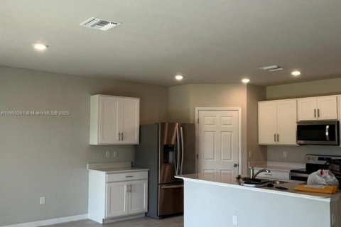 House in Cape Coral, Florida 4 bedrooms № 1953808 - photo 11