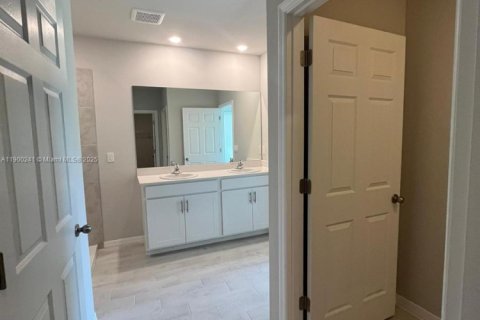 House in Cape Coral, Florida 4 bedrooms № 1953808 - photo 25