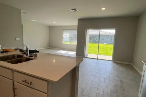 House in Cape Coral, Florida 4 bedrooms № 1953808 - photo 9