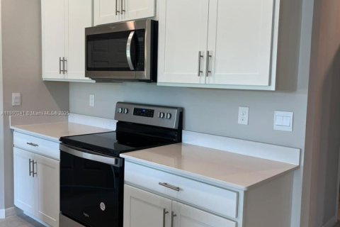 House in Cape Coral, Florida 4 bedrooms № 1953808 - photo 12