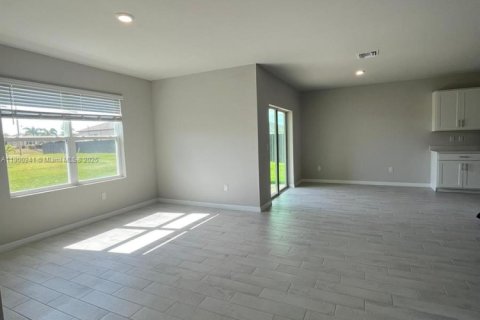 House in Cape Coral, Florida 4 bedrooms № 1953808 - photo 4