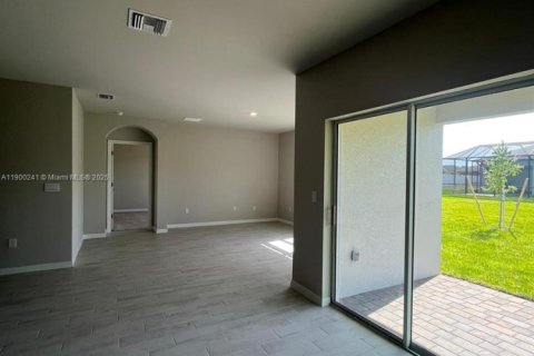 House in Cape Coral, Florida 4 bedrooms № 1953808 - photo 13