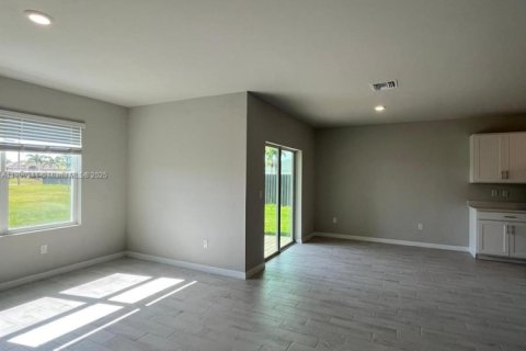 House in Cape Coral, Florida 4 bedrooms № 1953808 - photo 6