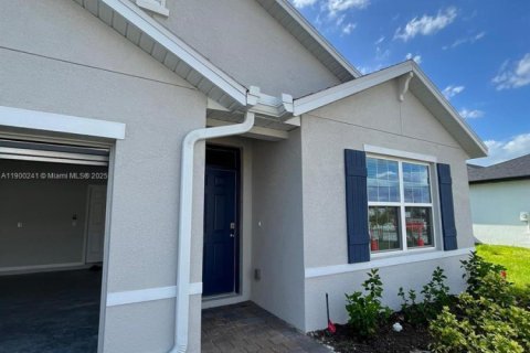 House in Cape Coral, Florida 4 bedrooms № 1953808 - photo 3