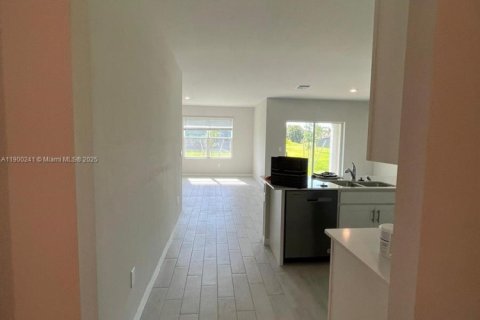 House in Cape Coral, Florida 4 bedrooms № 1953808 - photo 20