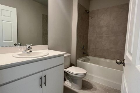 House in Cape Coral, Florida 4 bedrooms № 1953808 - photo 21