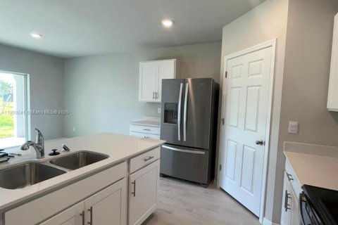 House in Cape Coral, Florida 4 bedrooms № 1953808 - photo 18