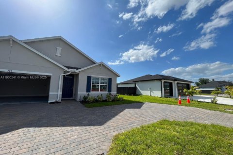 House in Cape Coral, Florida 4 bedrooms № 1953808 - photo 2