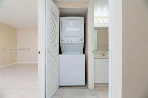 Condo in Pembroke Pines, Florida, 2 bedrooms  № 1849015 - photo 19