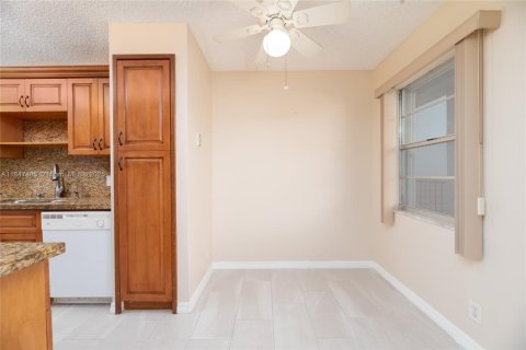 Condo in Pembroke Pines, Florida, 2 bedrooms  № 1849015 - photo 10