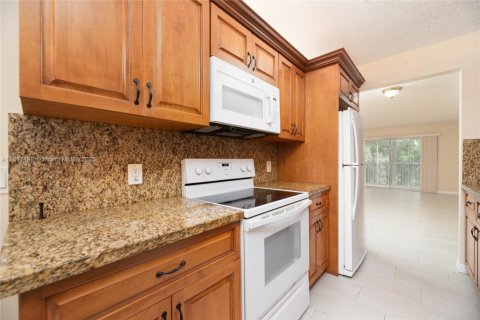 Condo in Pembroke Pines, Florida, 2 bedrooms  № 1849015 - photo 8
