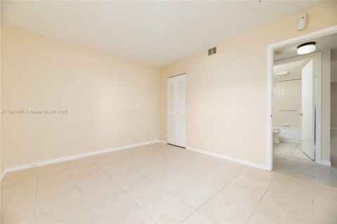 Condo in Pembroke Pines, Florida, 2 bedrooms  № 1849015 - photo 17