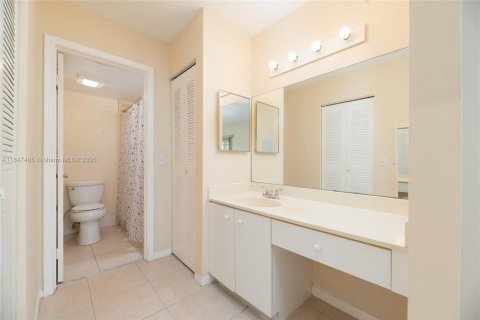 Condo in Pembroke Pines, Florida, 2 bedrooms  № 1849015 - photo 14