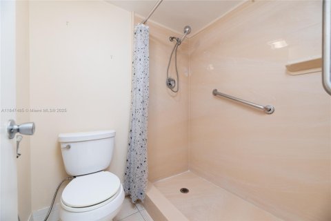 Condo in Pembroke Pines, Florida, 2 bedrooms  № 1849015 - photo 15