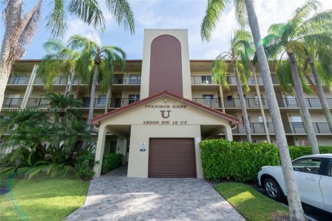 Condo in Pembroke Pines, Florida, 2 bedrooms  № 1849015 - photo 1