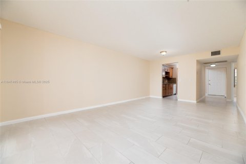 Condo in Pembroke Pines, Florida, 2 bedrooms  № 1849015 - photo 7