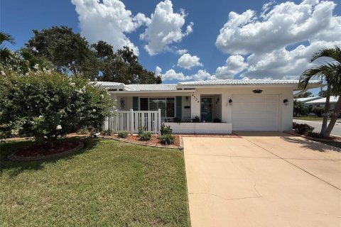 House in Pinellas Park, Florida 2 bedrooms, 153.2 sq.m. № 2223789
