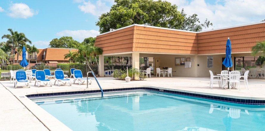 Townhouse in Deerfield Beach, Florida 2 bedrooms, 114.83 sq.m. № 1093871