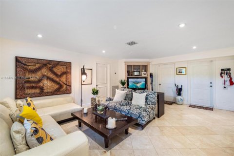 Townhouse in Miami, Florida 5 bedrooms, 374.86 sq.m. № 1940213 - photo 27