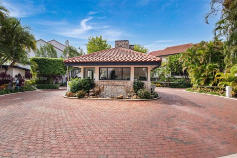 Townhouse in Miami, Florida 5 bedrooms, 374.86 sq.m. № 1940213 - photo 8