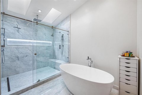 Townhouse in Miami, Florida 5 bedrooms, 374.86 sq.m. № 1940213 - photo 21