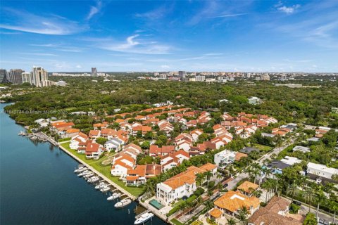 Townhouse in Miami, Florida 5 bedrooms, 374.86 sq.m. № 1940213 - photo 11