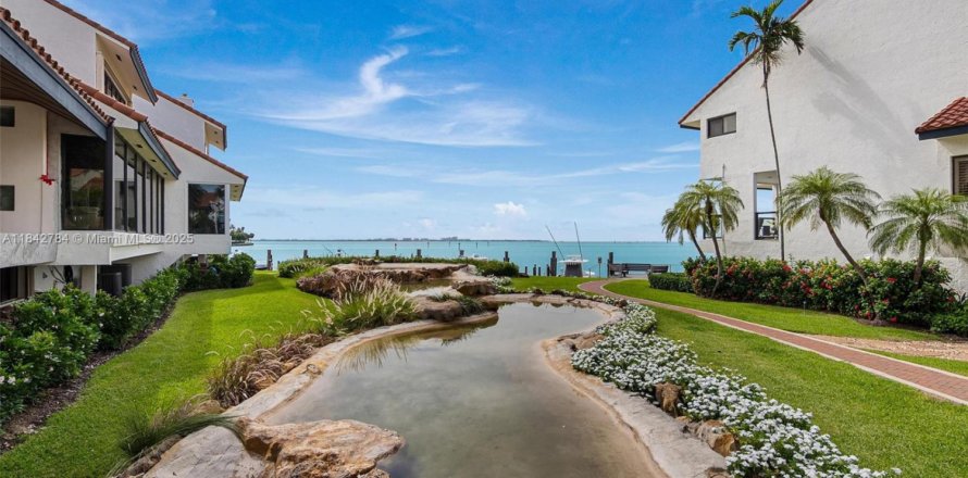 Townhouse in Miami, Florida 5 bedrooms, 374.86 sq.m. № 1940213