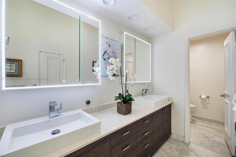 Townhouse in Miami, Florida 5 bedrooms, 374.86 sq.m. № 1940213 - photo 20