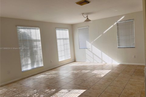 Снять в аренду виллу или дом в Хомстед, Флорида 3 спальни, 260.03м2, № 1941101 - фото 4