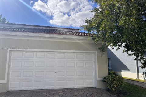 Снять в аренду виллу или дом в Хомстед, Флорида 3 спальни, 260.03м2, № 1941101 - фото 2