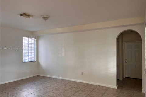 Снять в аренду виллу или дом в Хомстед, Флорида 3 спальни, 260.03м2, № 1941101 - фото 6