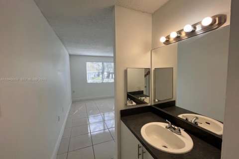 Condominio en alquiler en Miramar, Florida, 2 dormitorios, 100.71 m2 № 2019741 - foto 14