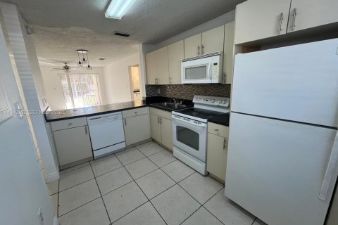 Condominio en alquiler en Miramar, Florida, 2 dormitorios, 100.71 m2 № 2019741 - foto 3