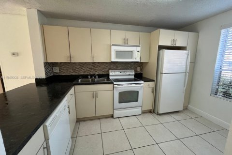Condominio en alquiler en Miramar, Florida, 2 dormitorios, 100.71 m2 № 2019741 - foto 2
