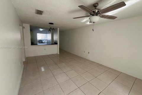 Condominio en alquiler en Miramar, Florida, 2 dormitorios, 100.71 m2 № 2019741 - foto 8