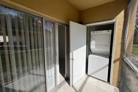 Condominio en alquiler en Miramar, Florida, 2 dormitorios, 100.71 m2 № 2019741 - foto 17