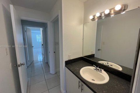 Condominio en alquiler en Miramar, Florida, 2 dormitorios, 100.71 m2 № 2019741 - foto 9
